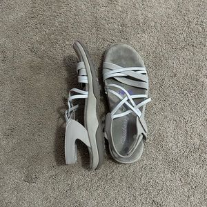 Women’s Sketchers memory foam sandals size 7